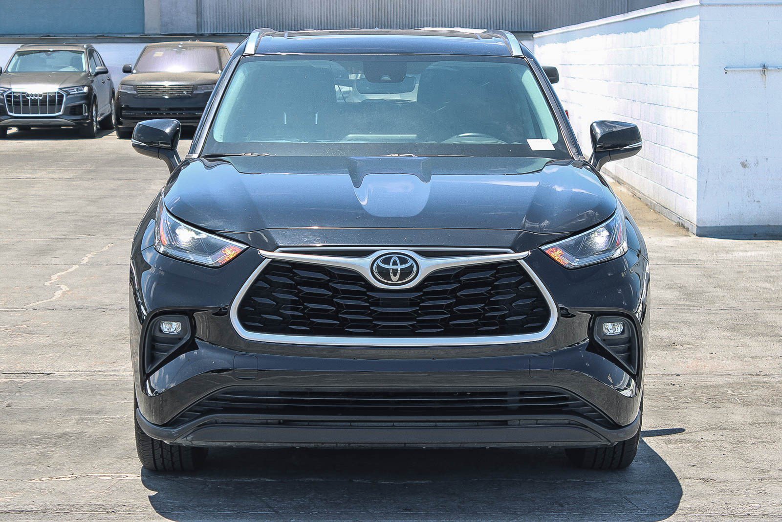 Used 2021 Toyota Highlander XLE FWD image 2