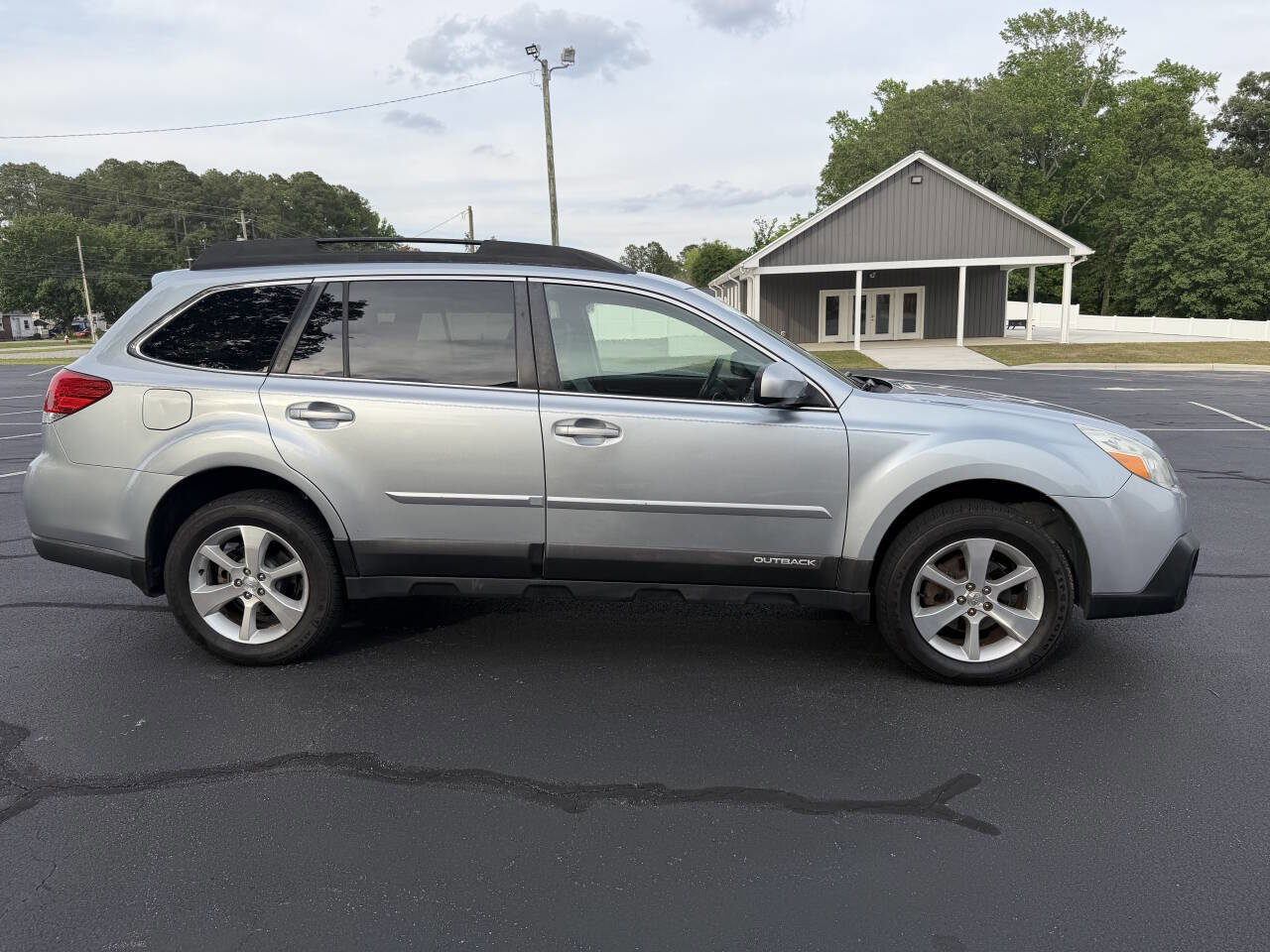 Used 2013 Subaru Outback 2.5i Limited AWD/4WD image 4