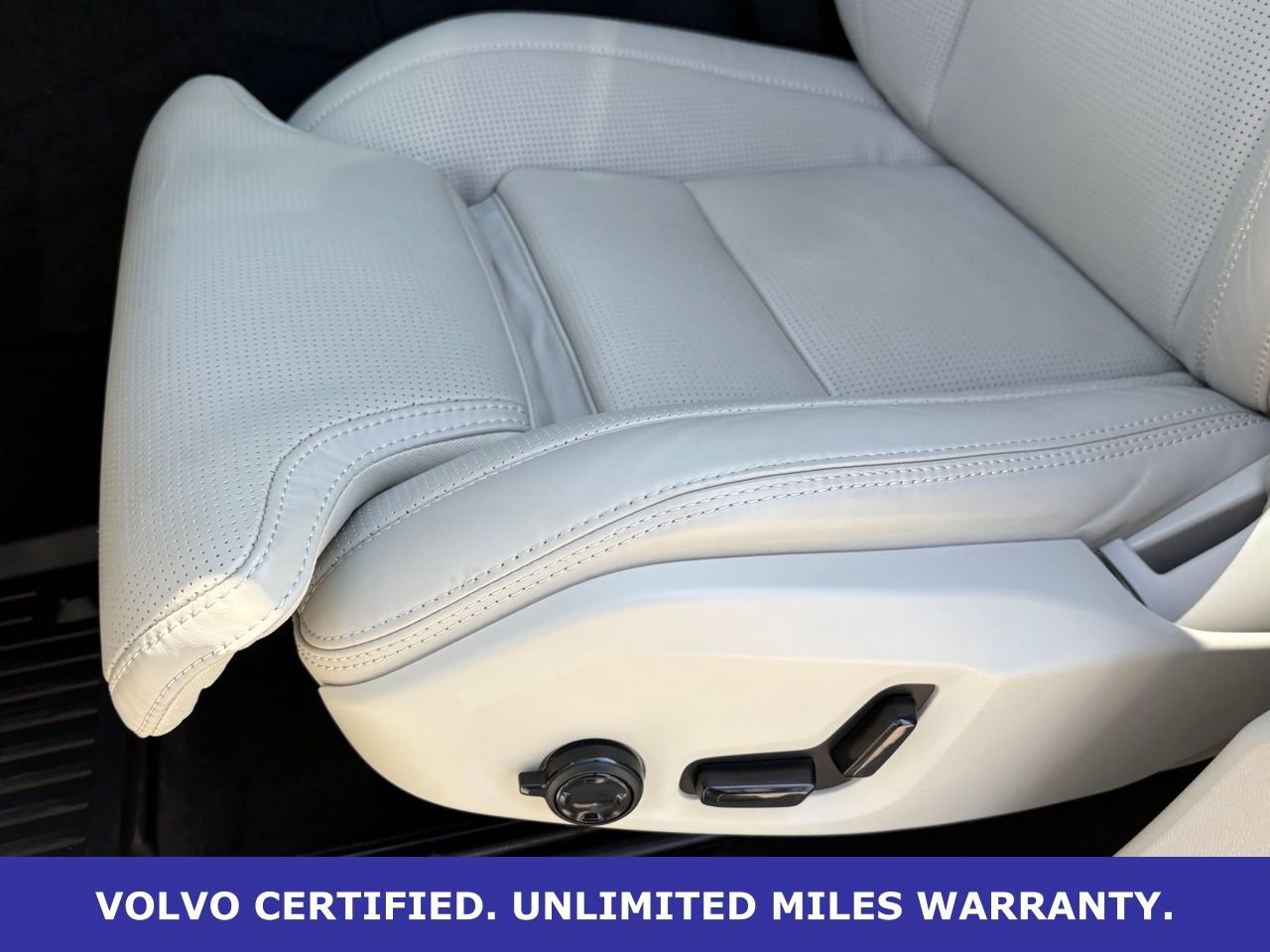 Certified 2023 Volvo XC60 B5 Ultimate w/ Climate Package image 28