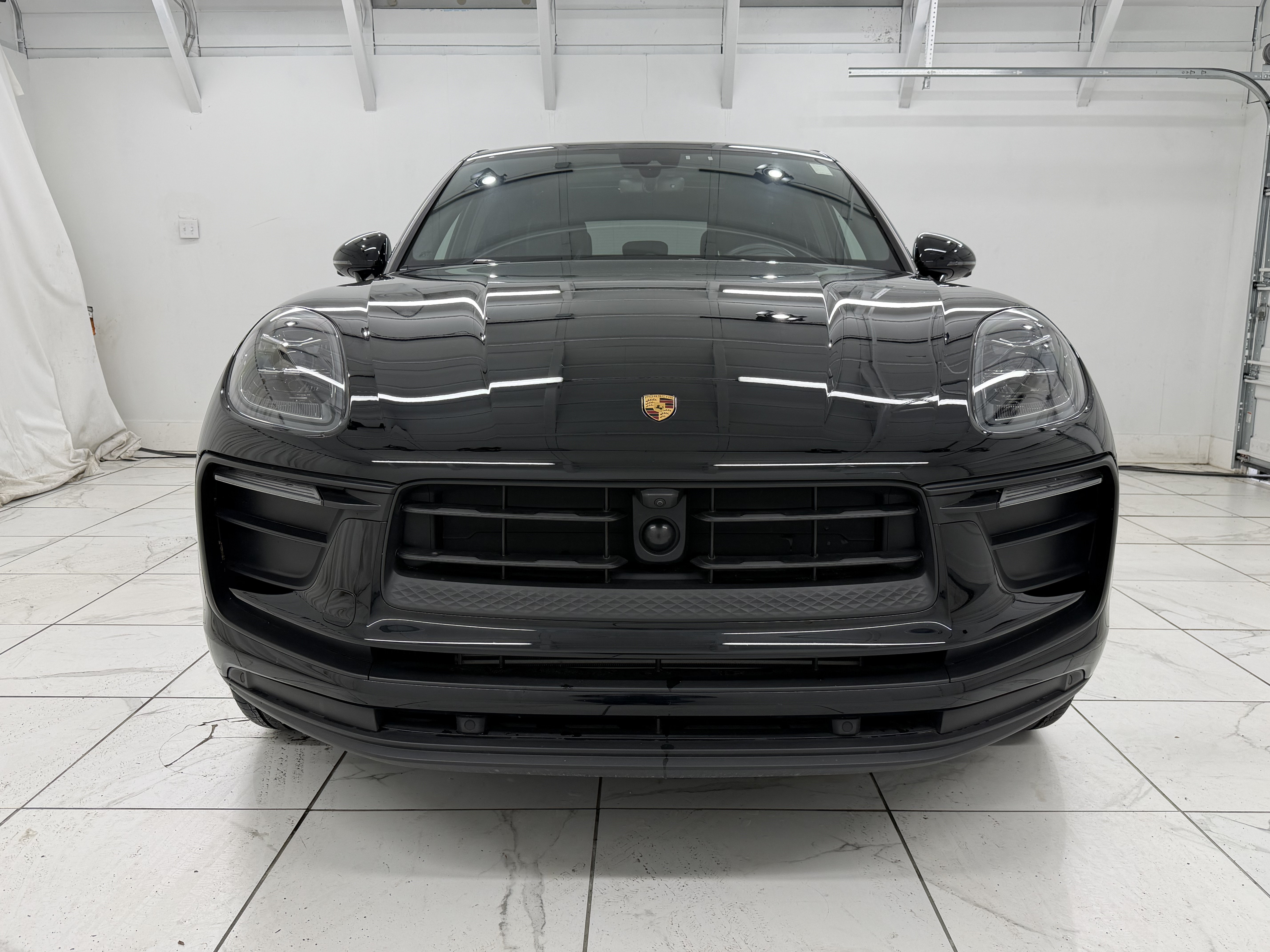 Certified 2025 Porsche Macan AWD/4WD image 9