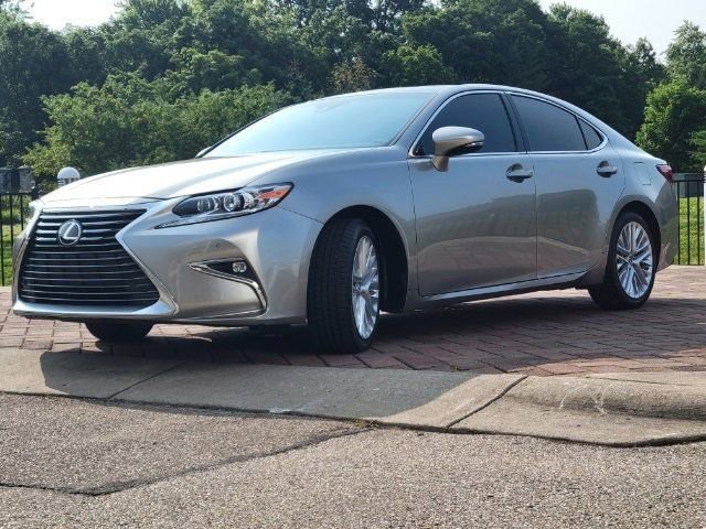 Used 2017 Lexus ES 350 w/ Ultra Luxury Package FWD image 18