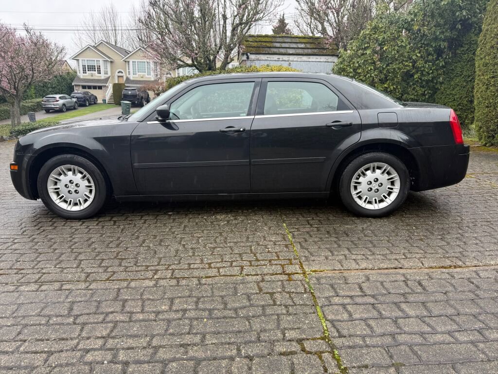 Used 2006 Chrysler 300 image 2