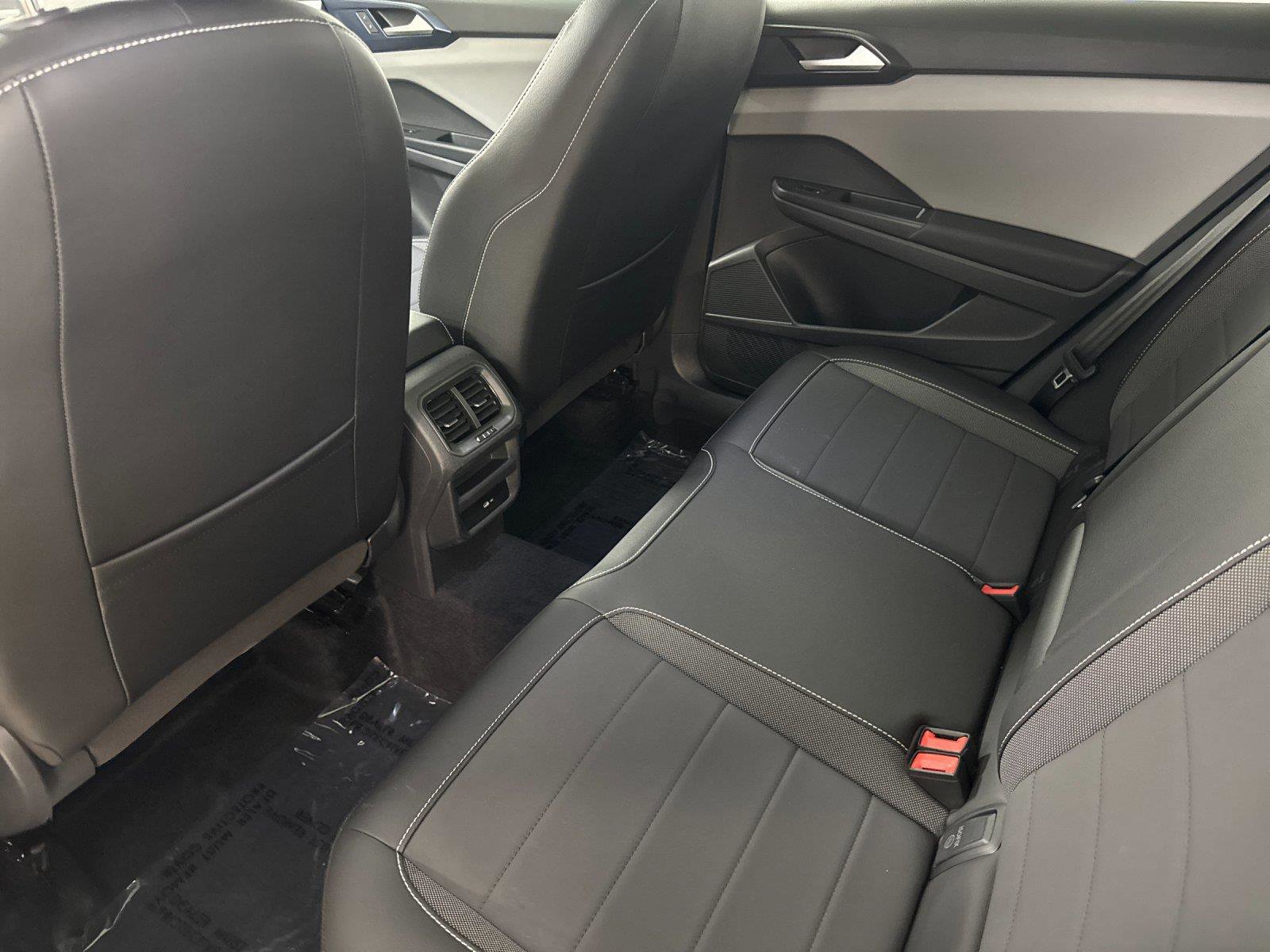Used 2023 Volkswagen Taos SE w/ Panoramic Sunroof Package FWD image 11