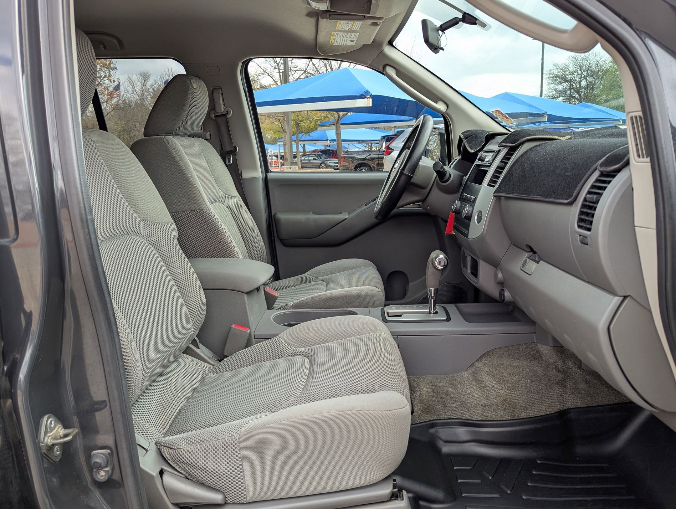 Used 2010 Nissan Frontier SE image 26