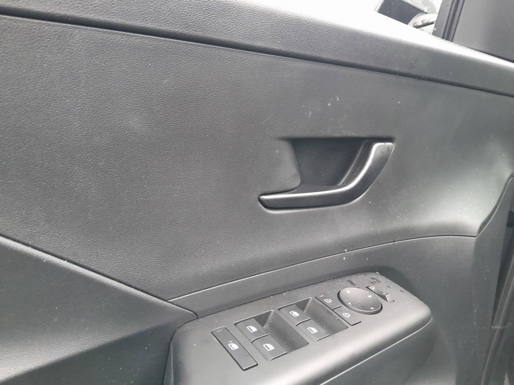 Used 2025 Hyundai Kona SEL image 12