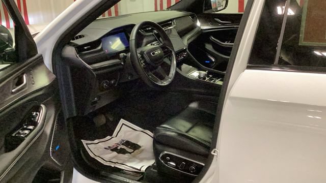 Used 2023 Jeep Grand Cherokee Overland w/ Luxury Tech Group IV AWD/4WD image 12