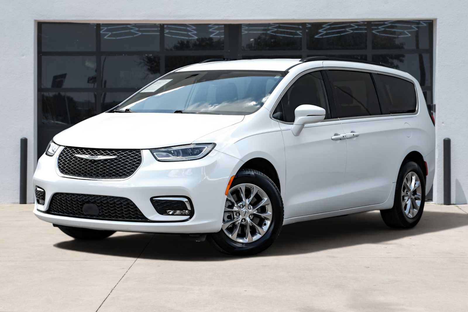 Used 2022 Chrysler Pacifica Touring-L AWD/4WD image 1