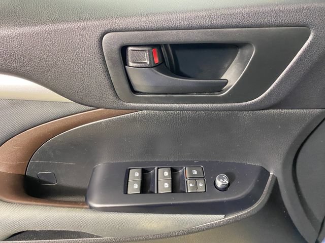 Used 2016 Toyota Highlander LE AWD/4WD image 12