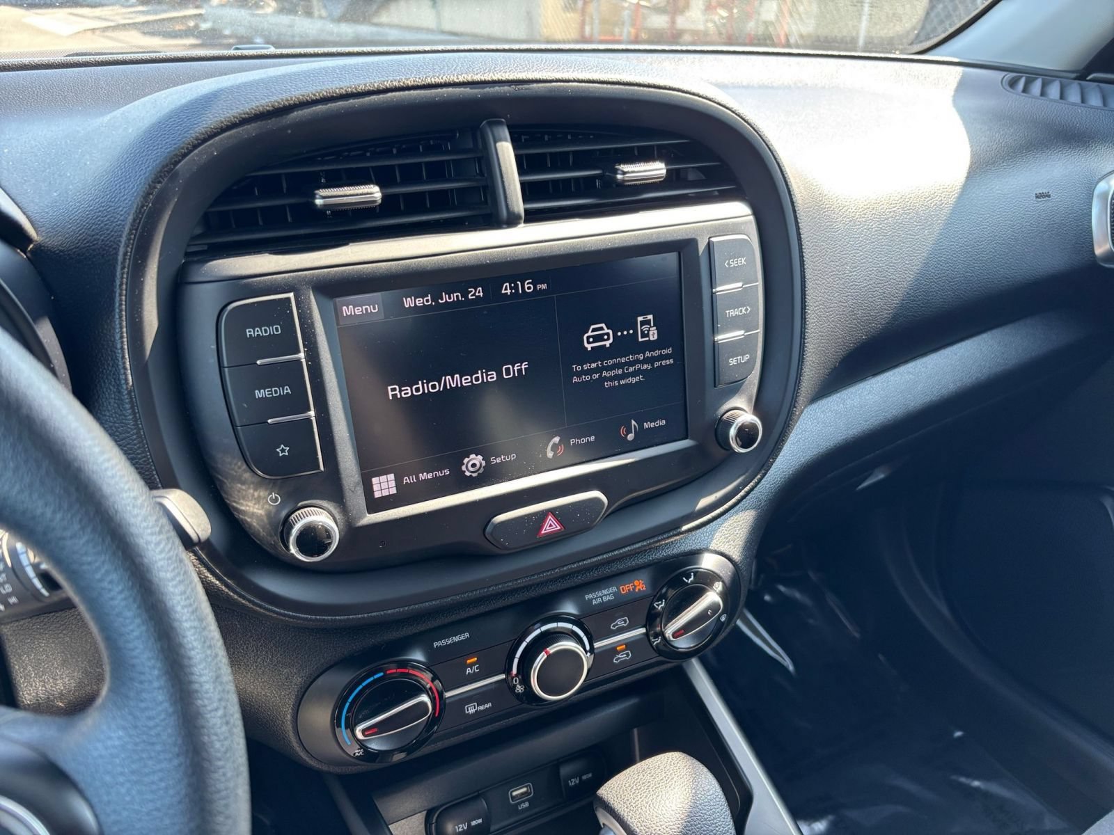 Used 2025 Kia Soul LX w/ LX Technology Package FWD image 17