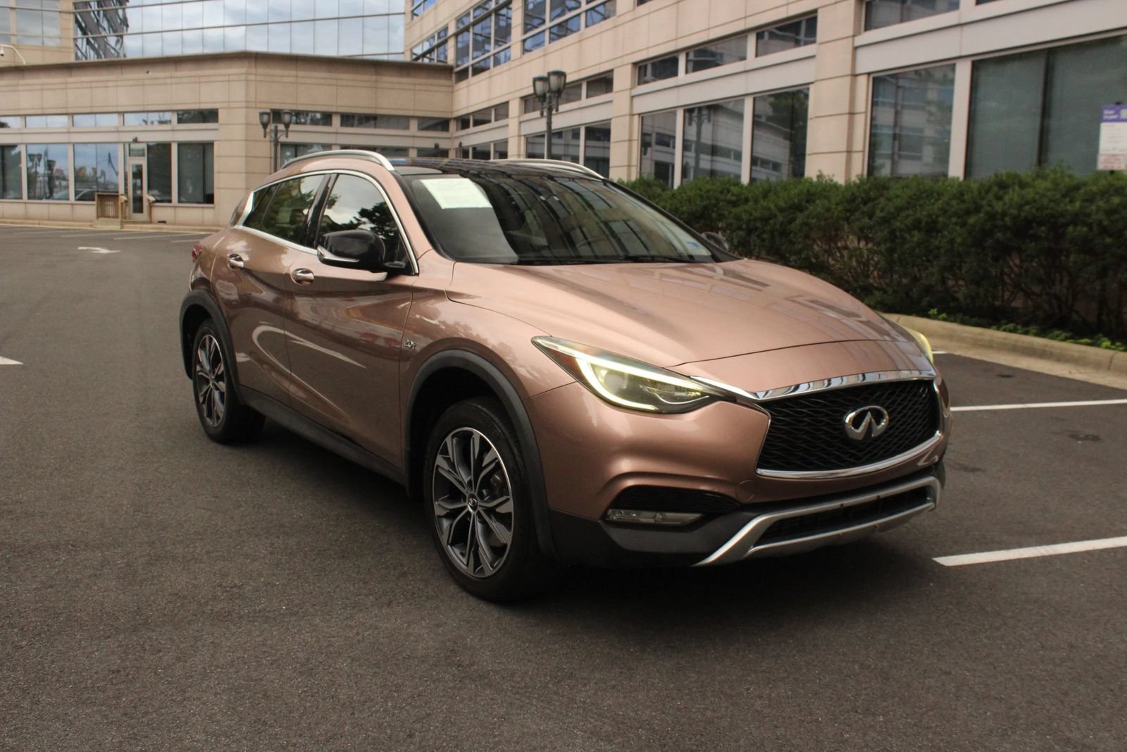 Used 2018 INFINITI QX30 Premium AWD/4WD image 1