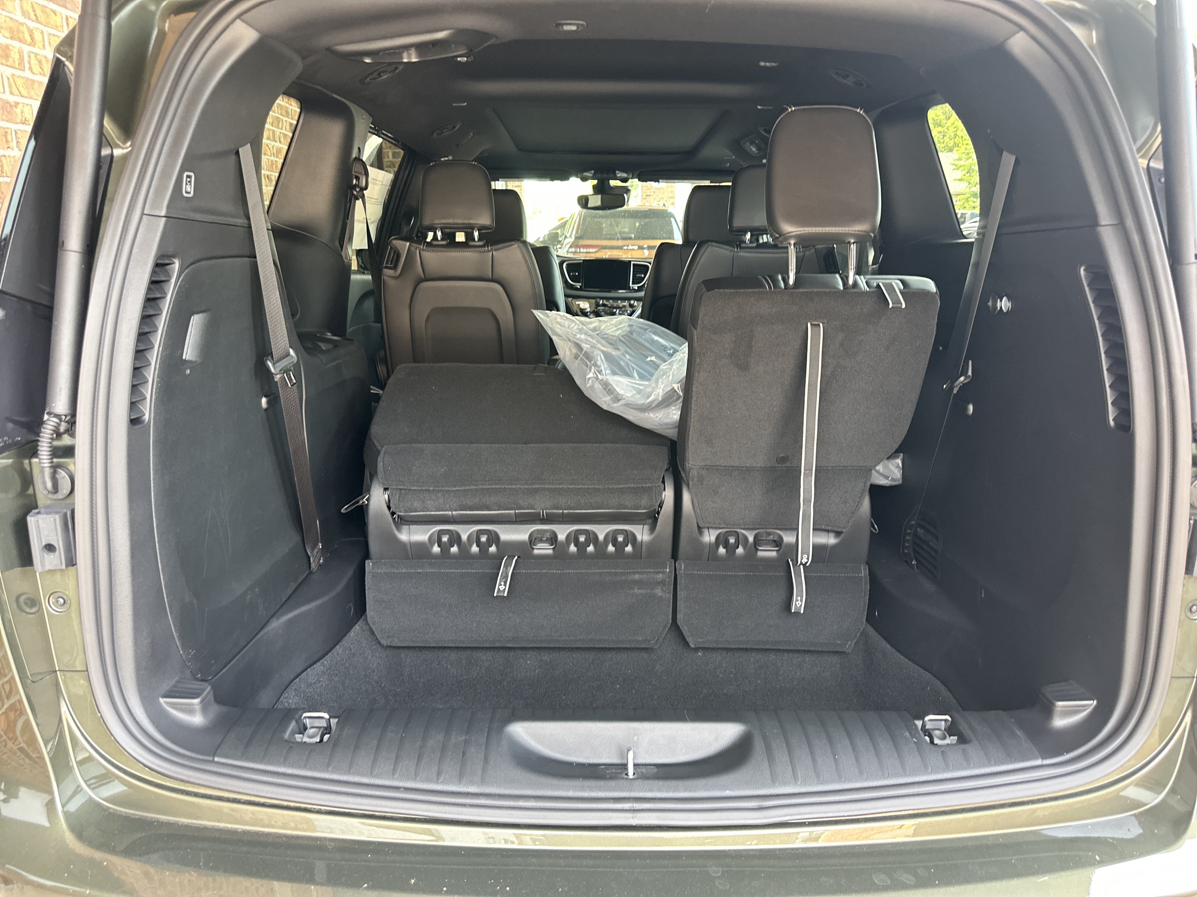 New 2027 Chrysler Pacifica Select AWD/4WD image 15