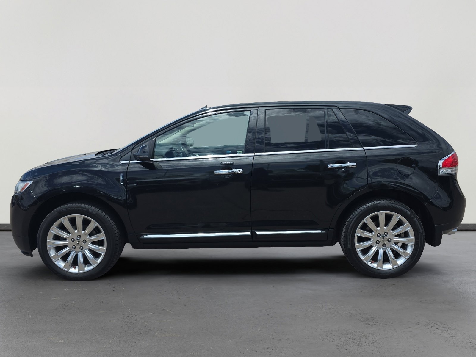 Used 2013 Lincoln MKX AWD image 2