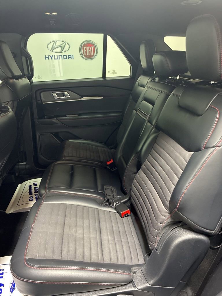 Used 2025 Ford Explorer ST-Line w/ ST-Line Street Pack AWD/4WD image 23