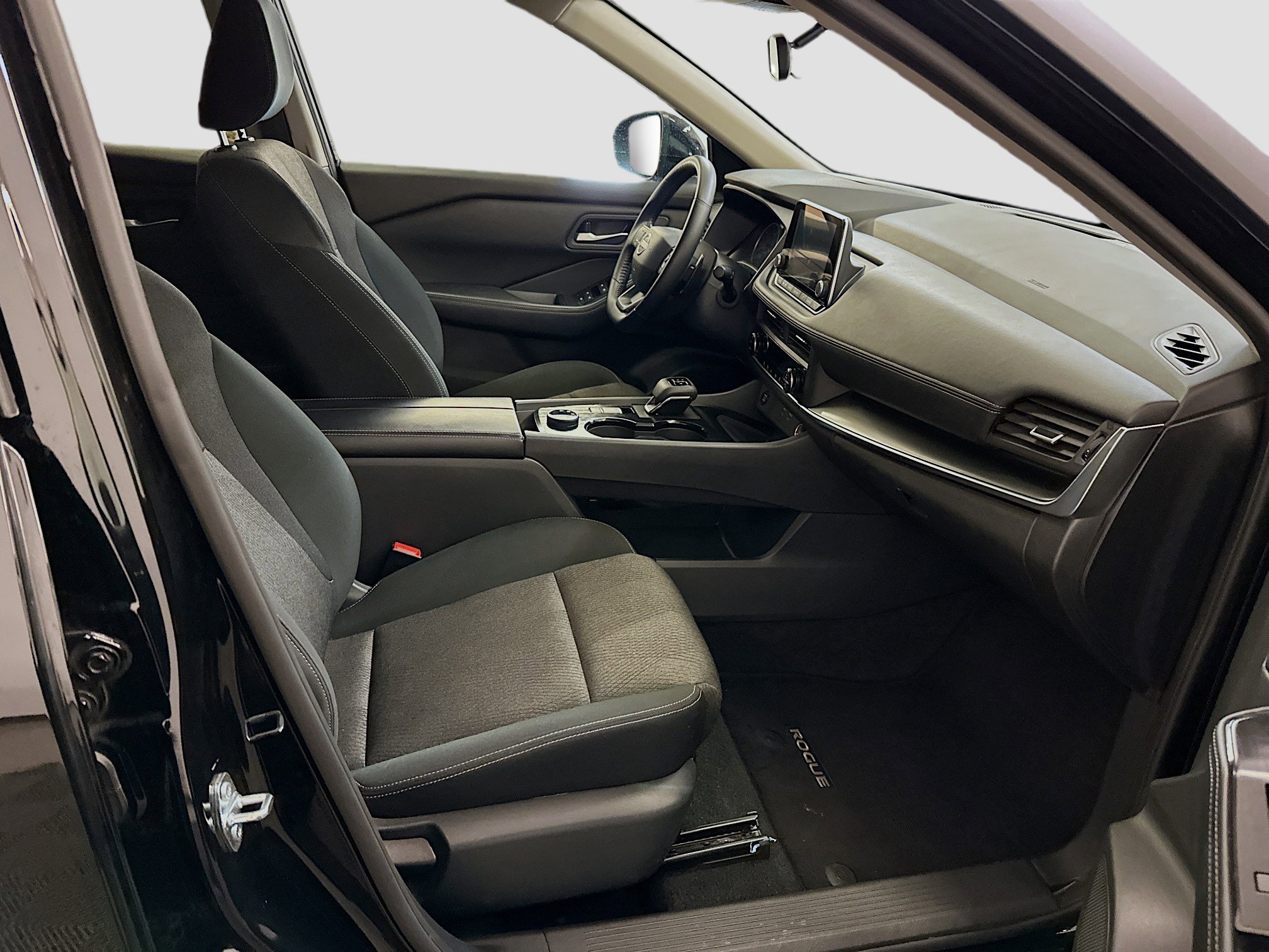 Used 2025 Nissan Rogue SV image 32