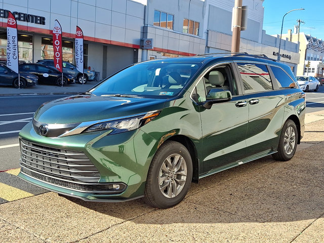 Certified 2026 Toyota Sienna XLE image 3