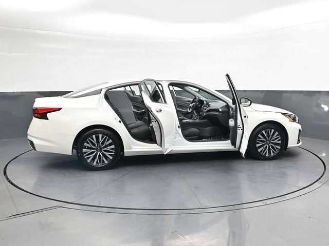 Used 2025 Nissan Altima 2.5 SV FWD image 43