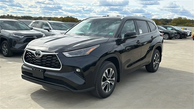 New 2026 Toyota Highlander XLE image 2
