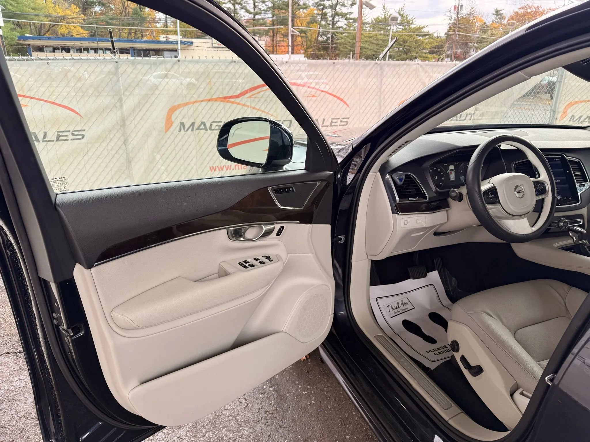 Used 2017 Volvo XC90 T6 Momentum w/ Vision Package image 14