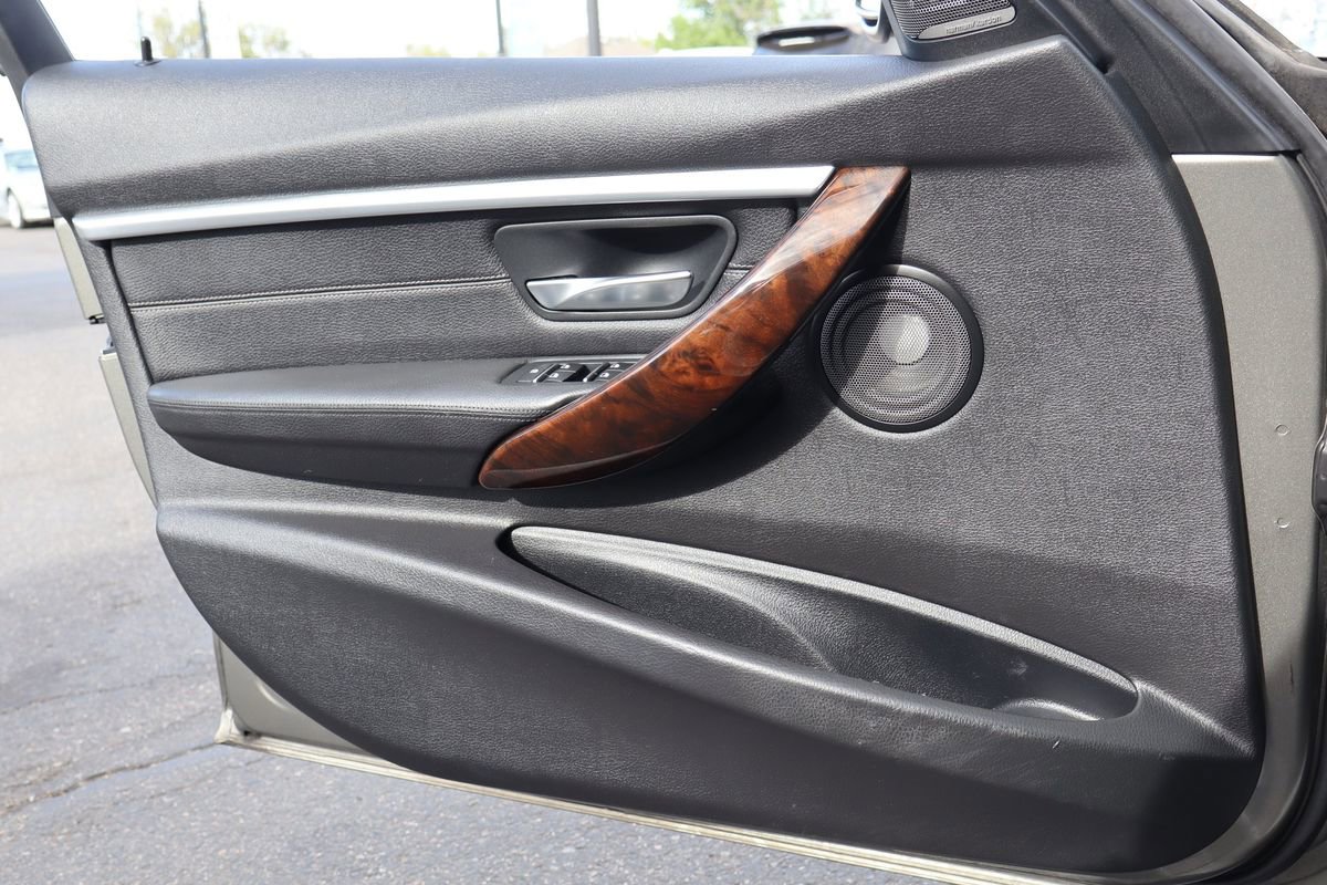 Used 2016 BMW 340i xDrive Sedan AWD/4WD image 9