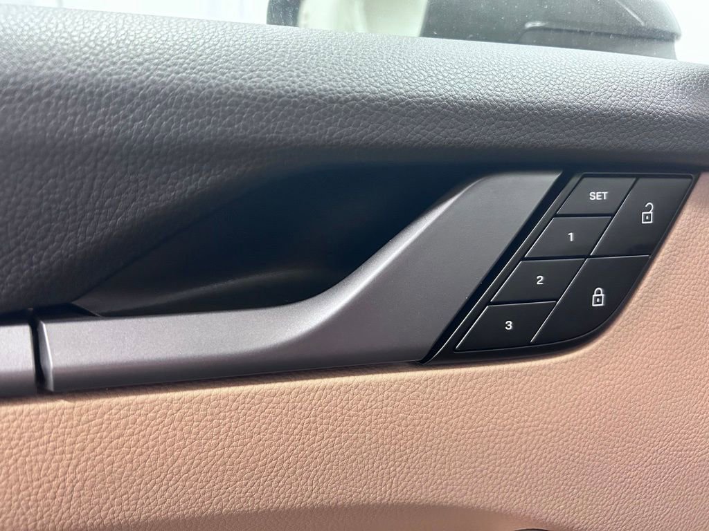 Used 2024 Porsche 911 Carrera RWD image 7