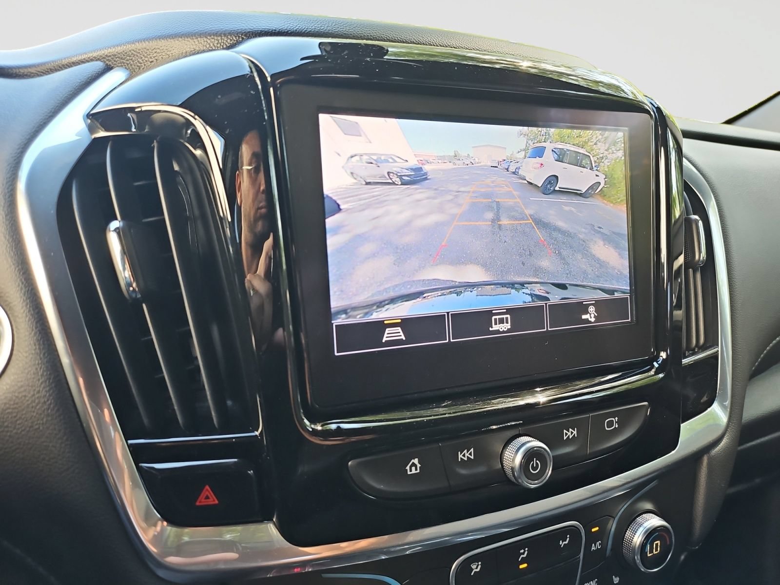 Used 2022 Chevrolet Traverse LT FWD image 29