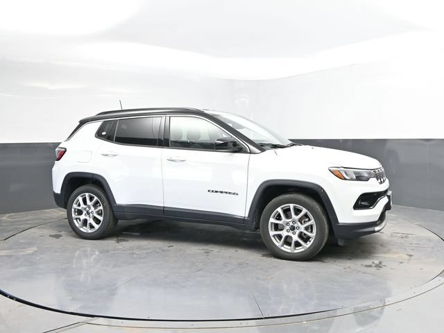 Used 2025 Jeep Compass Limited AWD/4WD image 3