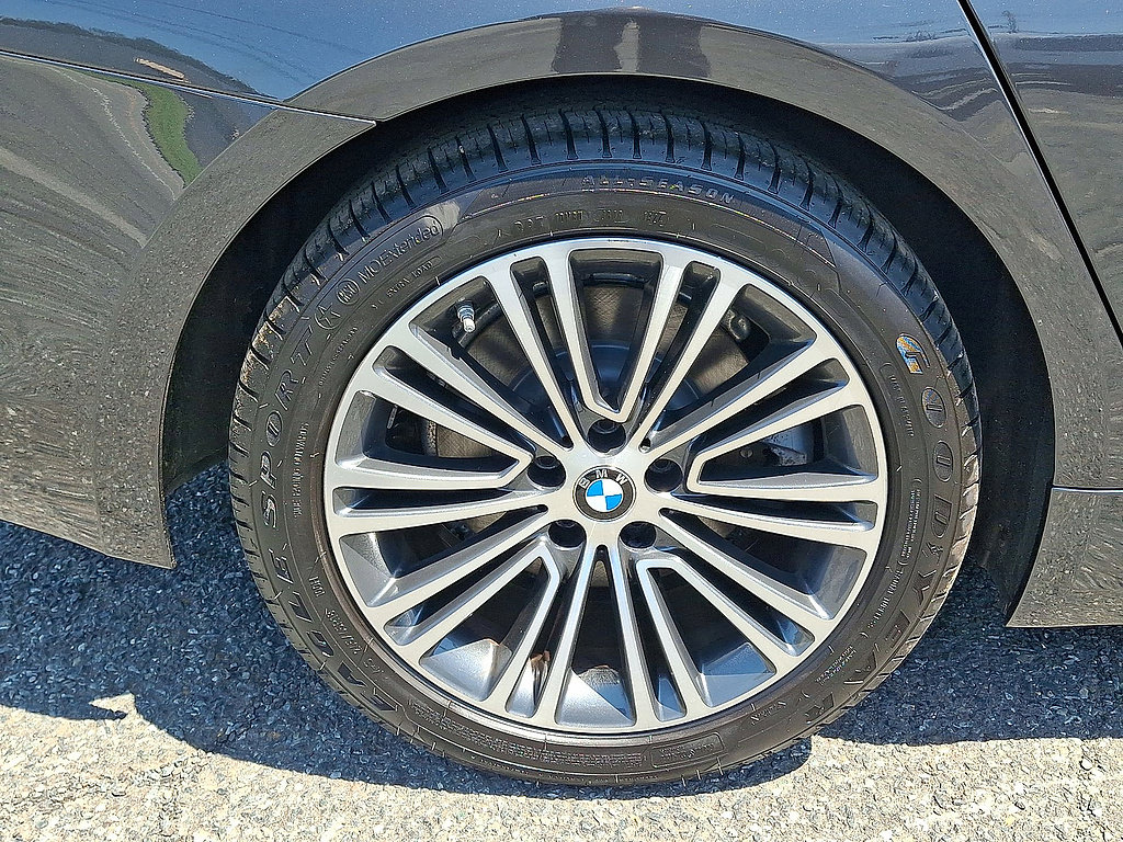 Used 2019 BMW 530e xDrive w/ Convenience Package AWD/4WD image 33