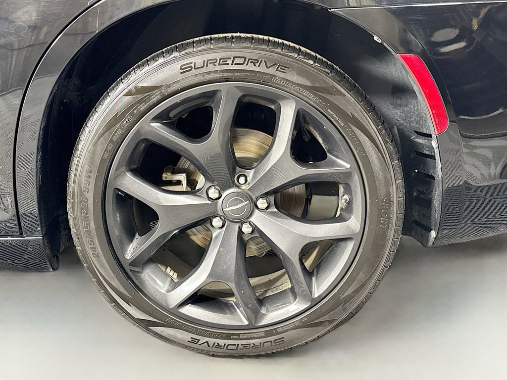 Used 2022 Chrysler 300 Touring w/ Sport Appearance Package image 32
