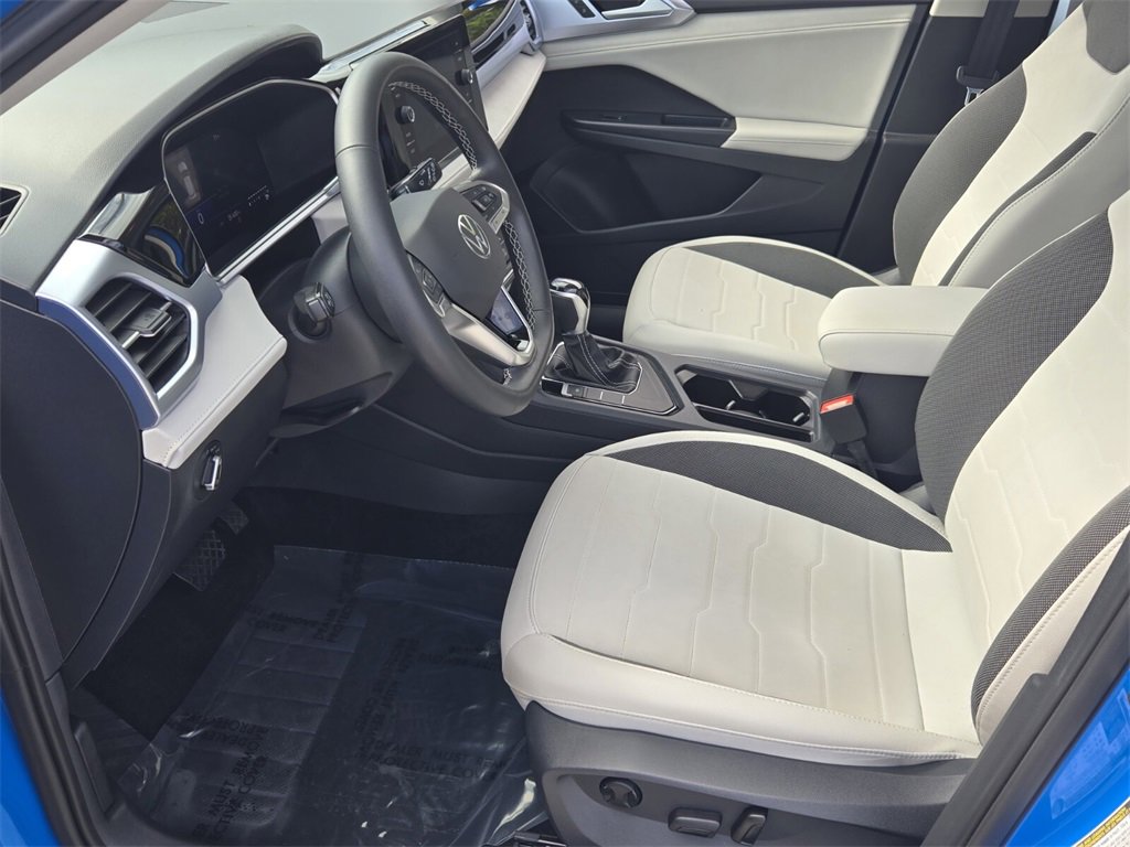 Certified 2025 Volkswagen Taos SE image 10
