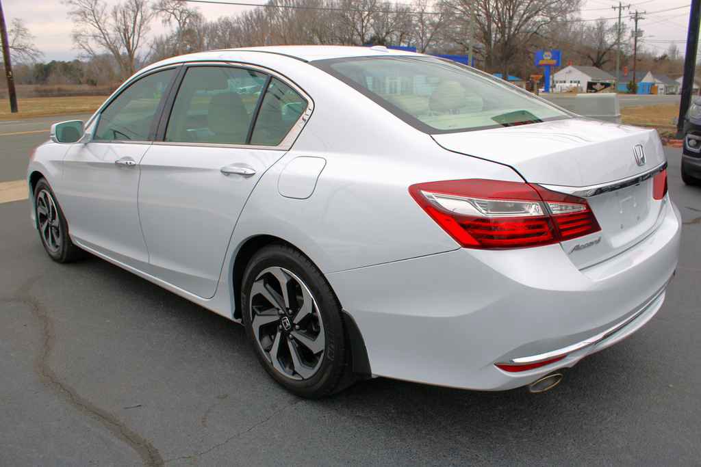 Used 2017 Honda Accord EX-L image 8