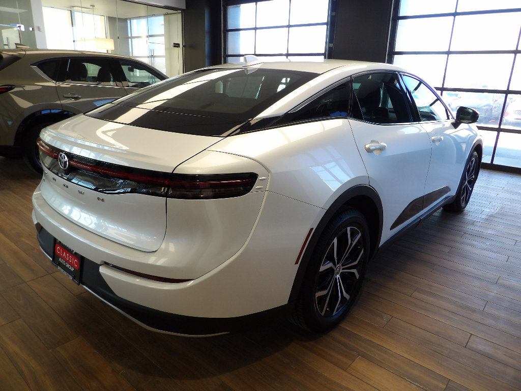 Used 2023 Toyota Crown XLE image 6