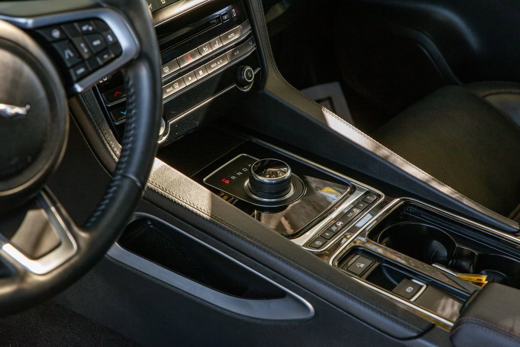 Used 2020 Jaguar F-PACE Prestige image 14