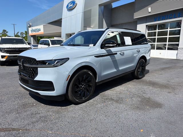 Used 2025 Lincoln Navigator Reserve w/ Jet Appearance Package AWD/4WD image 4