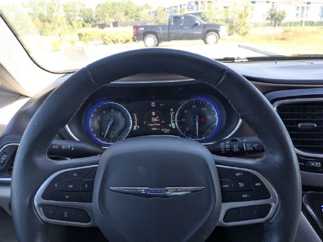 Used 2017 Chrysler Pacifica Touring-L Plus FWD image 27