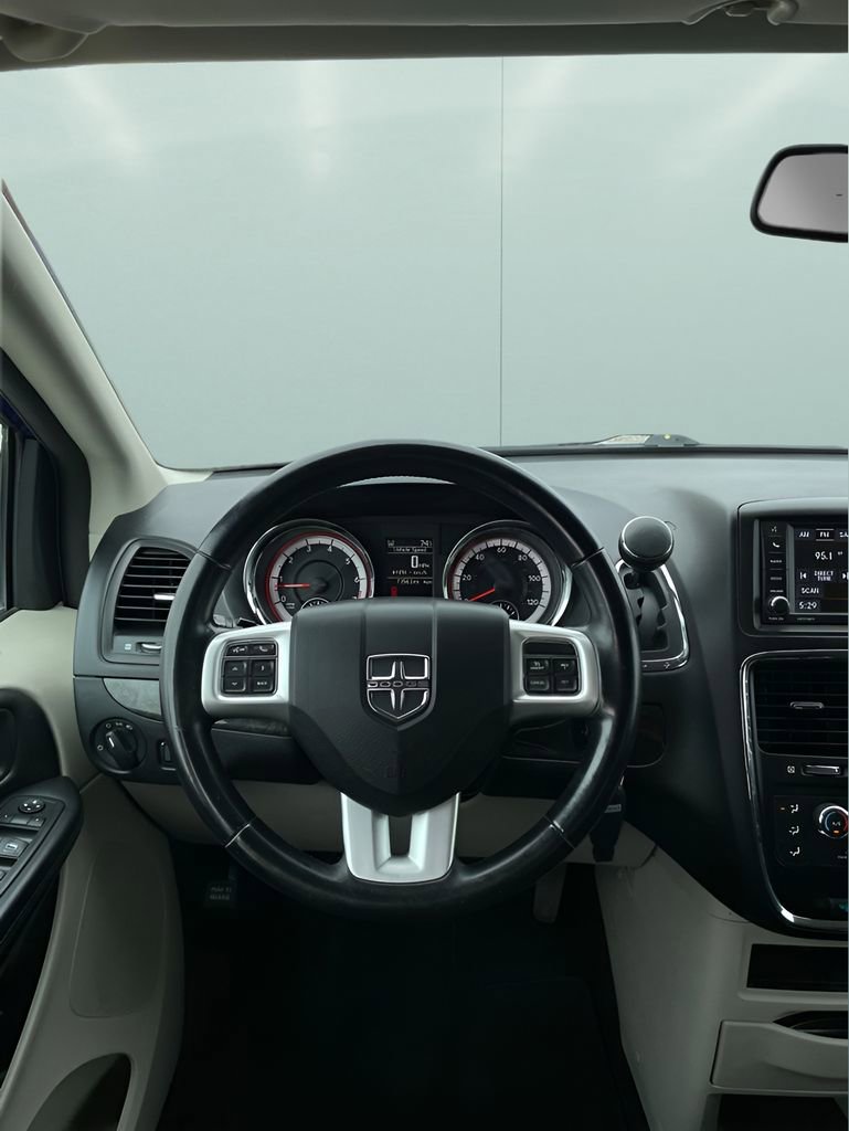 Used 2018 Dodge Grand Caravan SE w/ UConnect Hands-Free Group FWD image 18