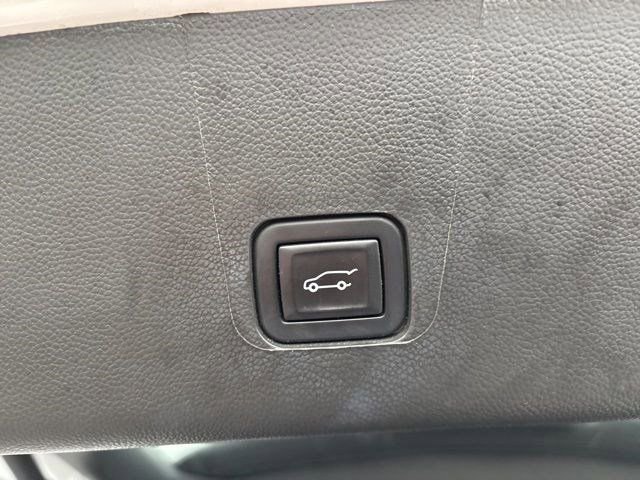 Used 2023 Chevrolet Traverse LT image 37