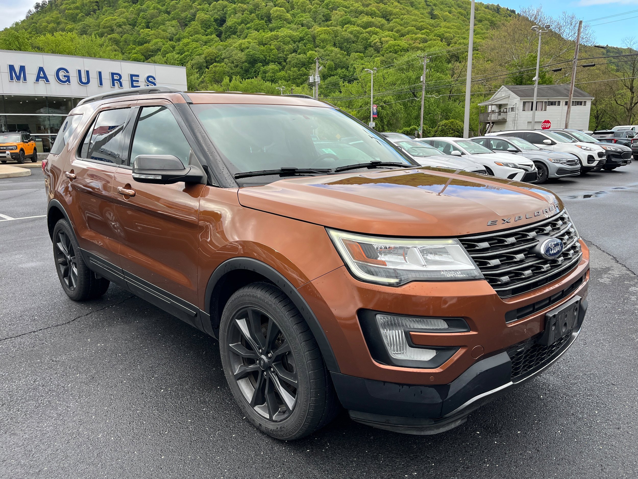Used 2017 Ford Explorer XLT w/ Equipment Group 202A AWD/4WD image 3