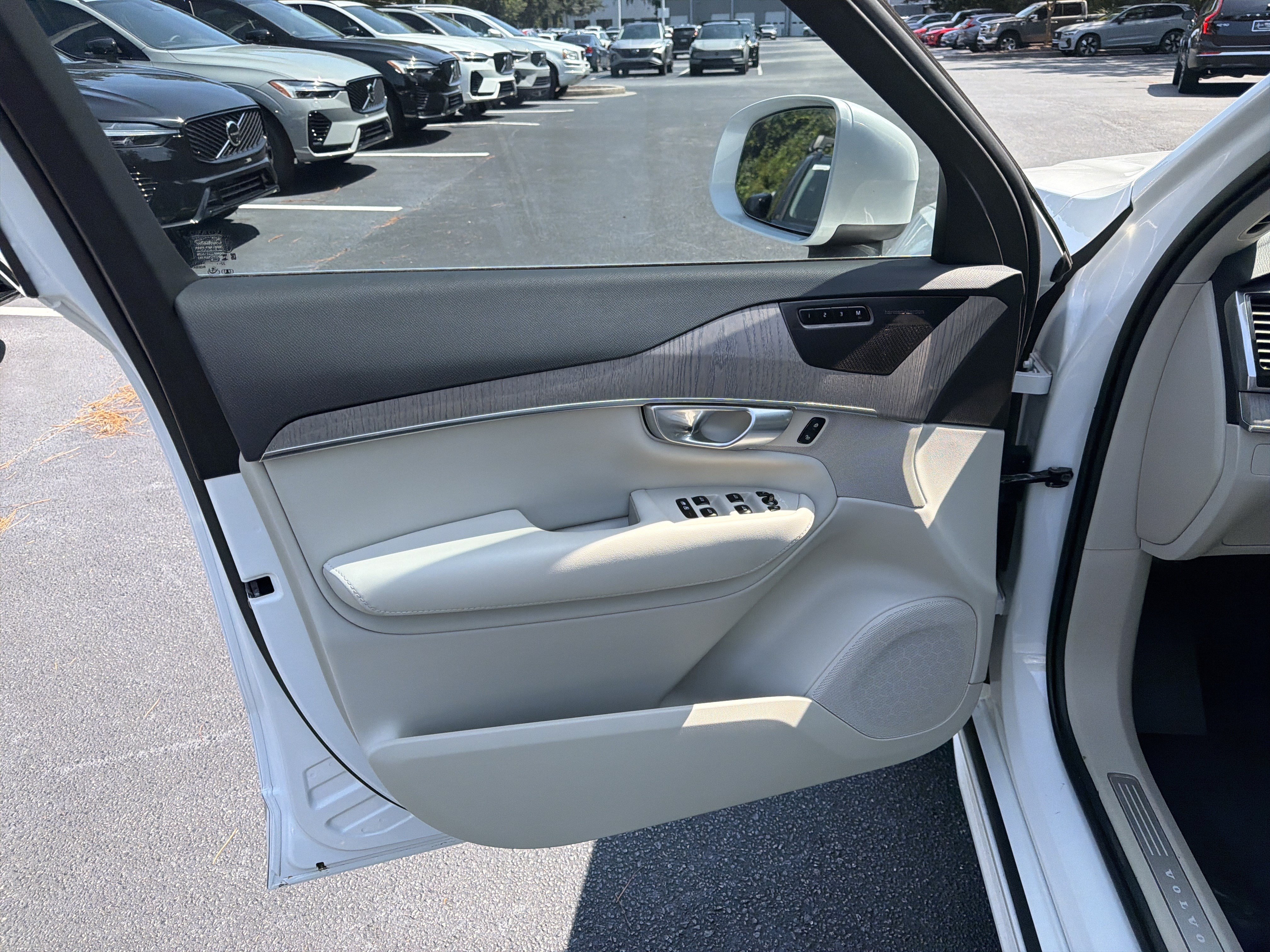 Used 2023 Volvo XC90 B6 Plus w/ Protection Package Premier AWD/4WD image 14