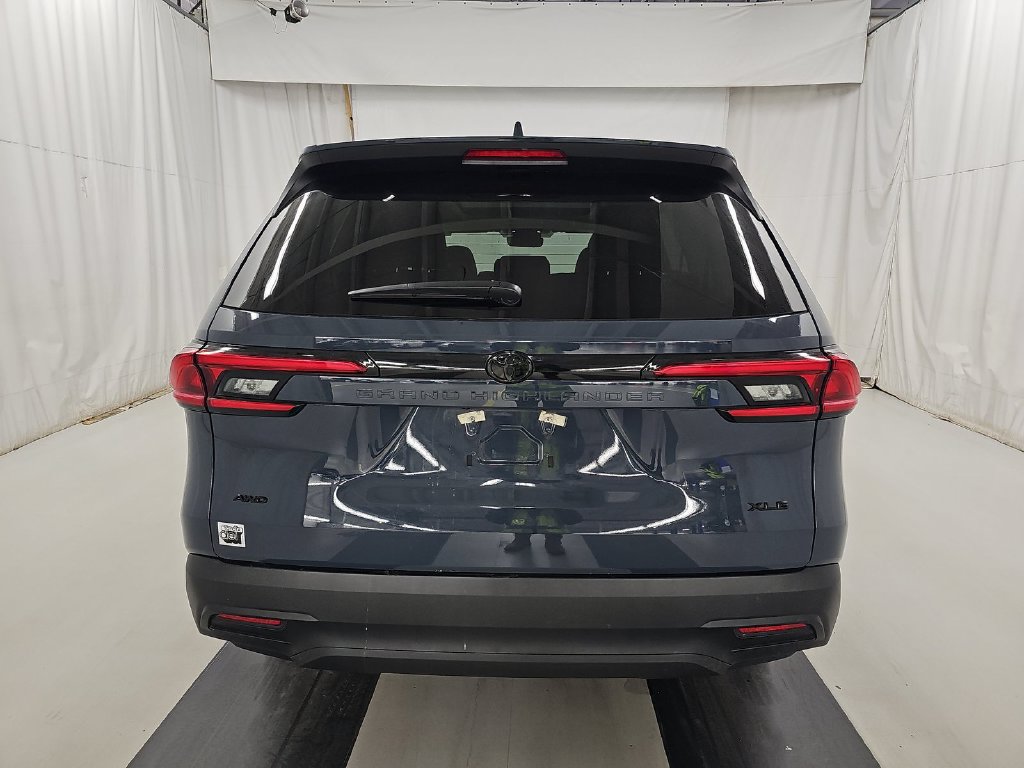 Used 2024 Toyota Grand Highlander AWD image 3