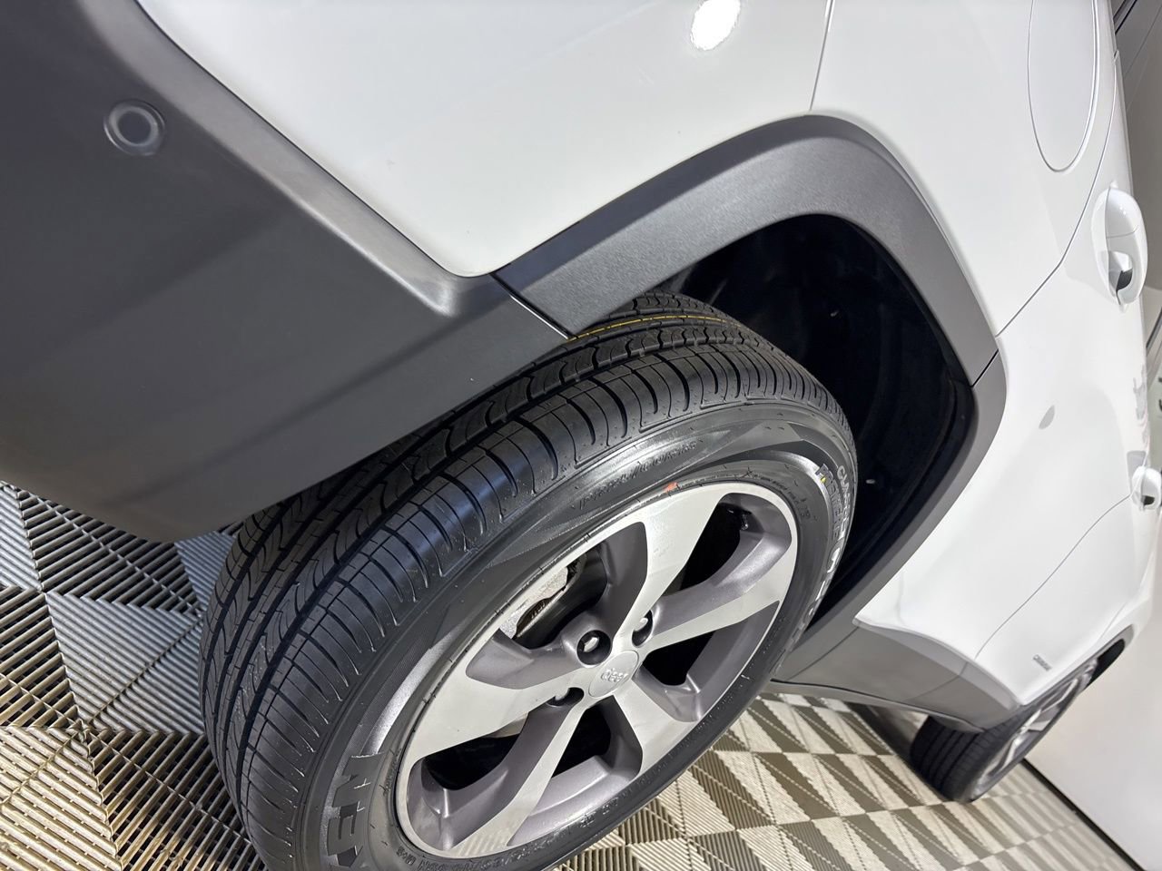 Used 2021 Jeep Cherokee Limited image 35