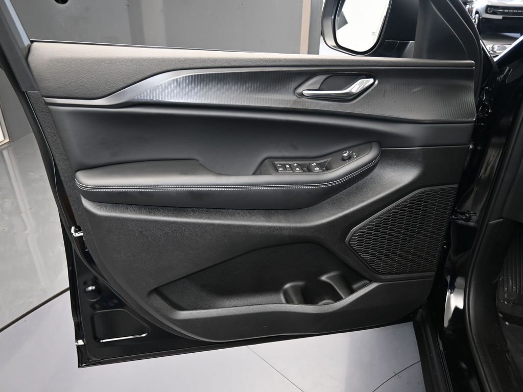 Used 2025 Jeep Grand Cherokee Laredo image 12