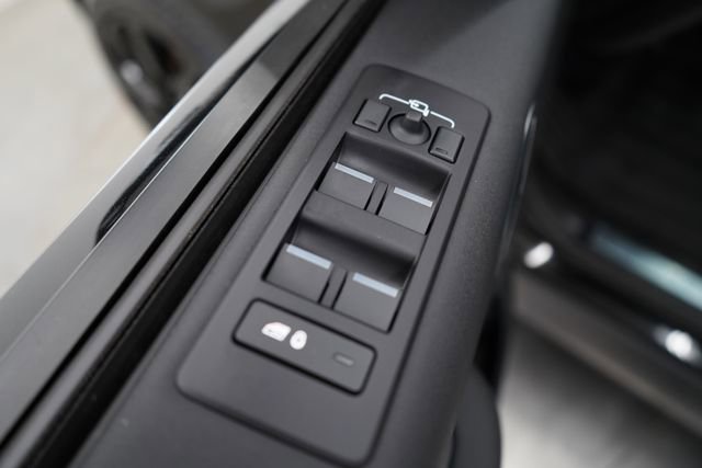 Used 2024 Land Rover Discovery S image 12
