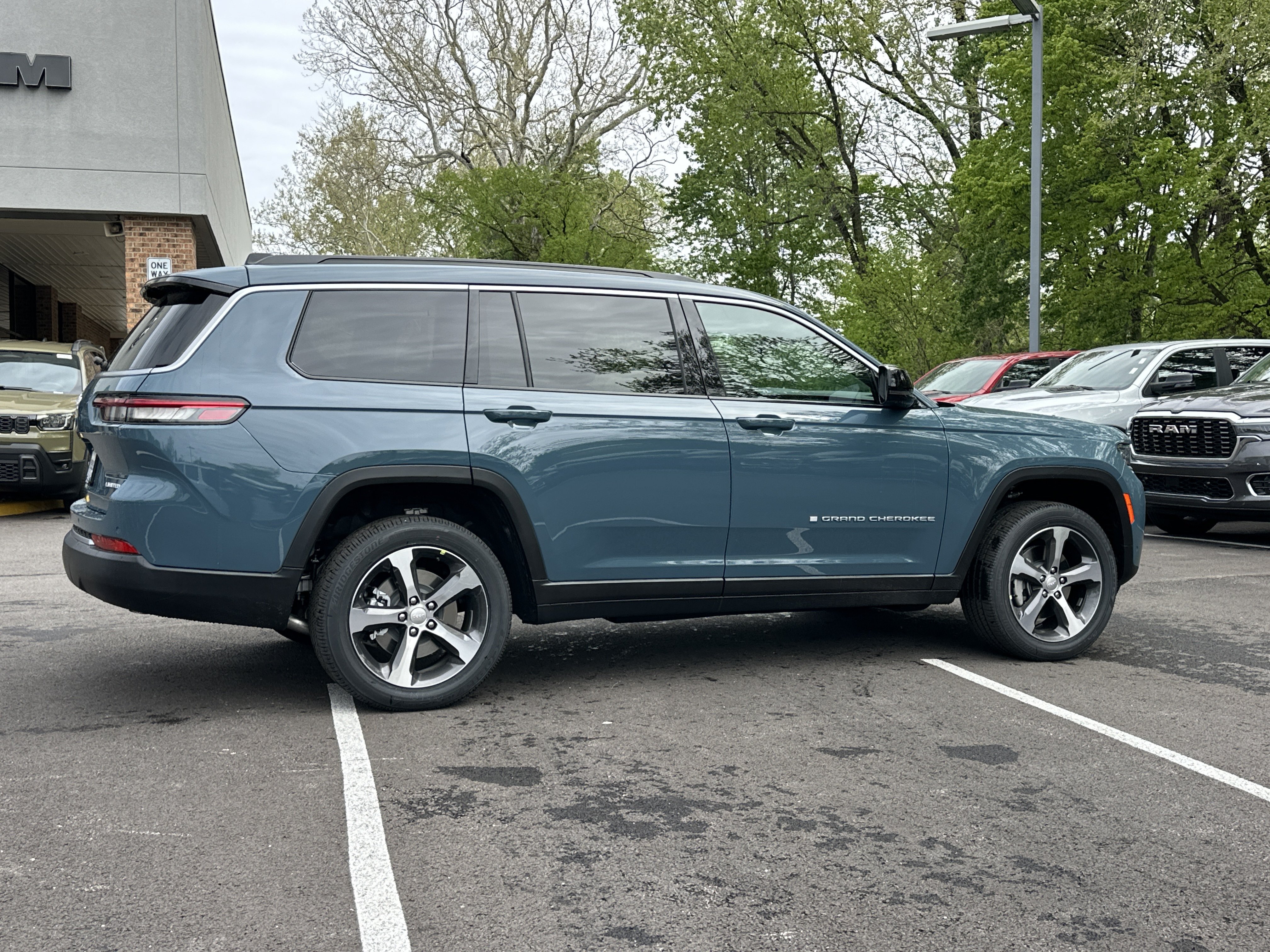 New 2026 Jeep Grand Cherokee L Limited w/ Luxury Tech Group II AWD/4WD image 18