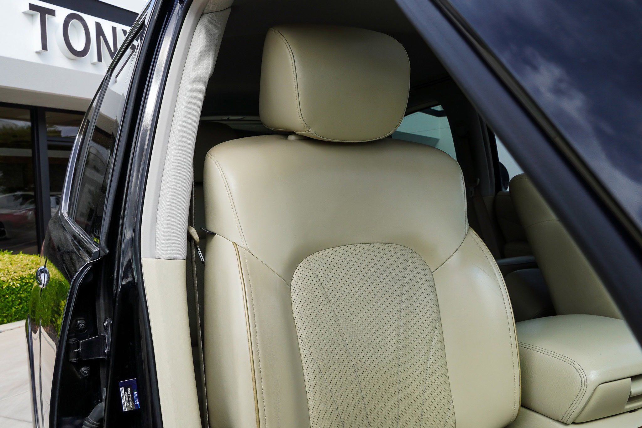 Used 2017 INFINITI QX80 4WD w/ Deluxe Technology Package image 29