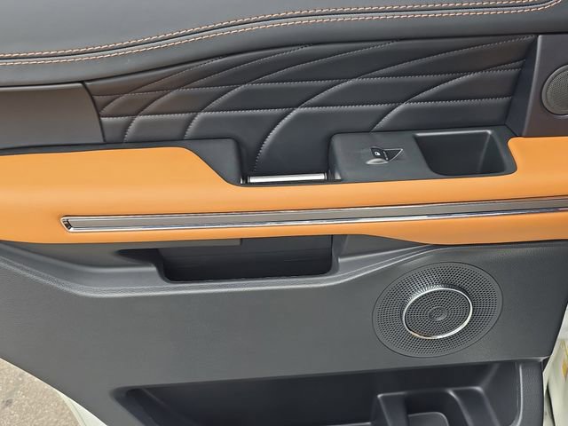 Used 2024 Ford Expedition Platinum image 10