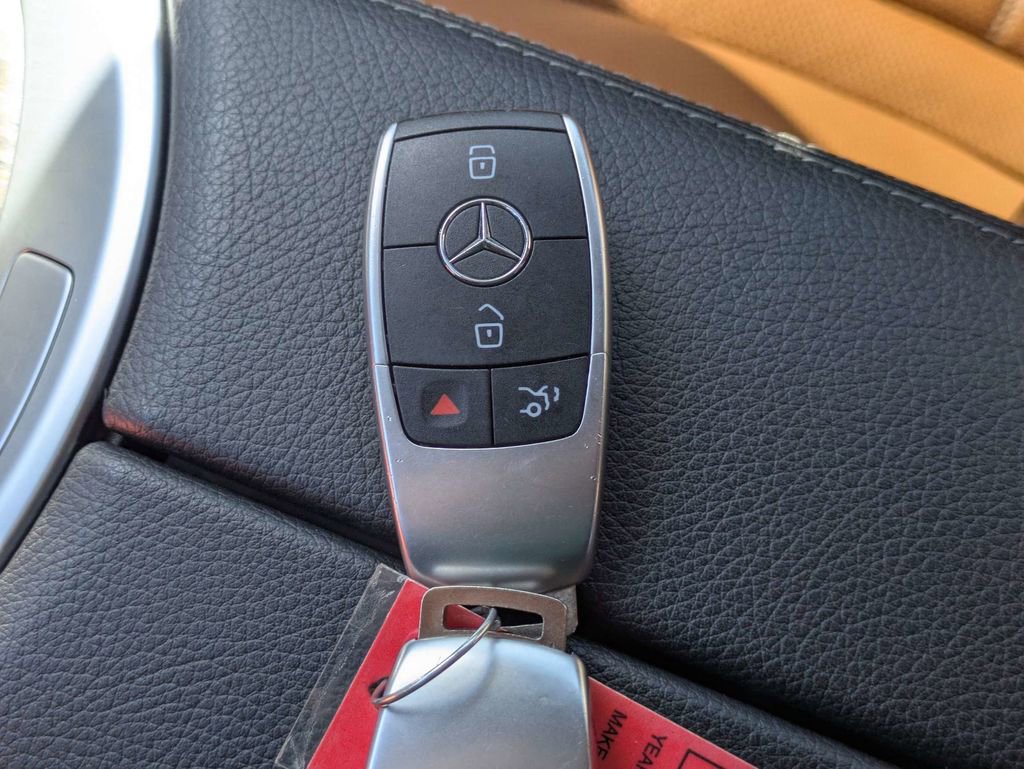 Used 2022 Mercedes-Benz GLC 300 image 32