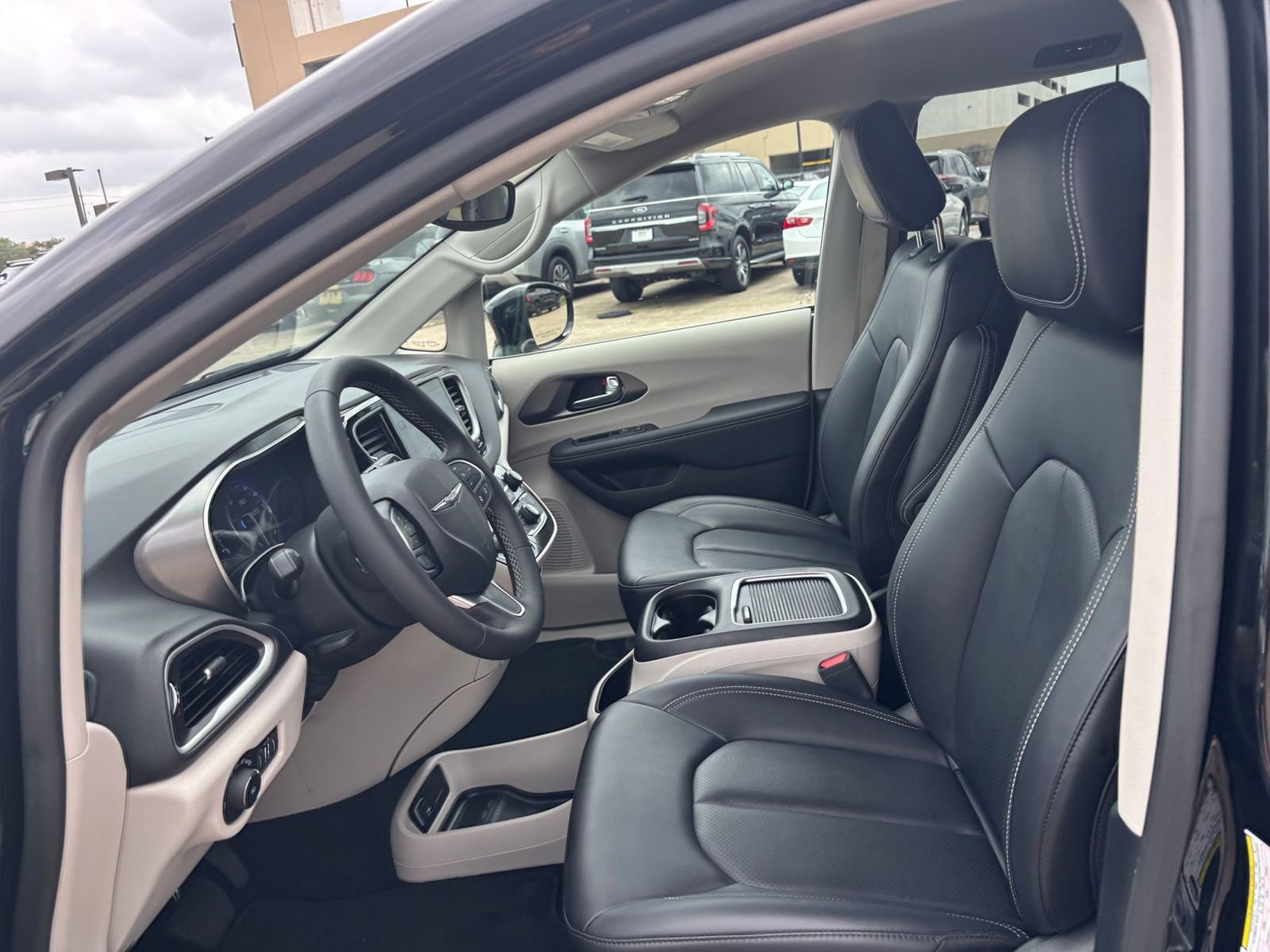 Used 2024 Chrysler Pacifica Touring-L image 27