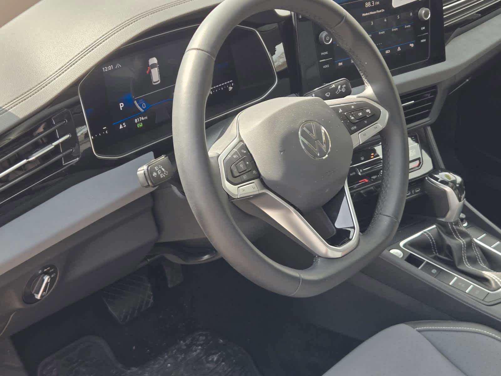 Certified 2025 Volkswagen Jetta SE w/ Sunroof Package image 19