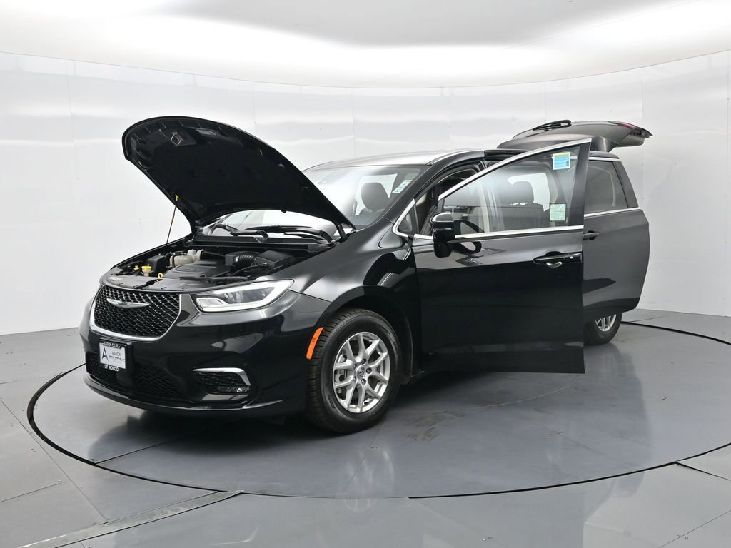 Used 2024 Chrysler Pacifica Touring-L image 34