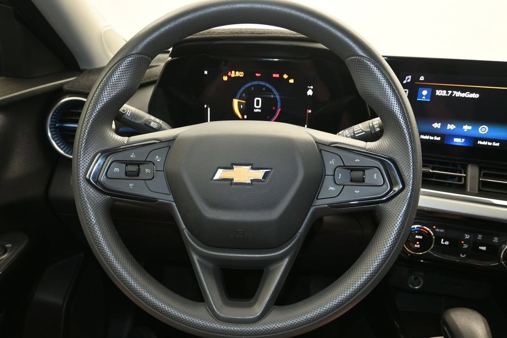 Certified 2025 Chevrolet Trax LT FWD image 13